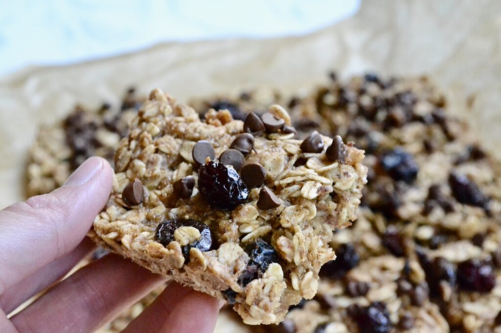 CrANBERRY CHOCOLATE BAKED GRANOLA BARS